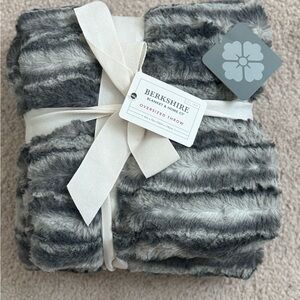 Nwt Berkshire Oversized Gray Throw Blanket